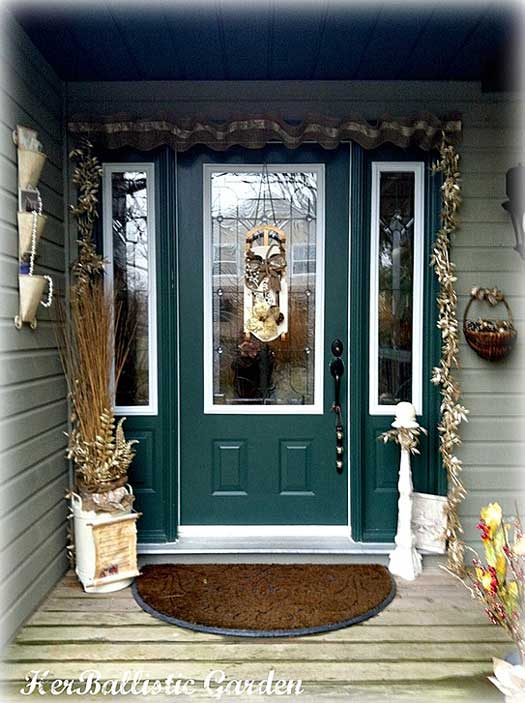 A Christmas Door Decoration for Holiday Spirit!