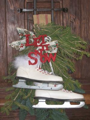 11 Fun Diy Ice Skate Decorations For Winter Holidays Shelterness Christmas Outdoor Fa La Sign Decoration