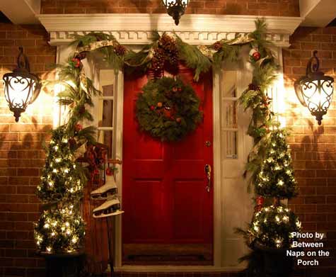  Fashioned Christmas Ornaments on Susan S Outside Christmas Decorations   Front Porch Decorated In Red