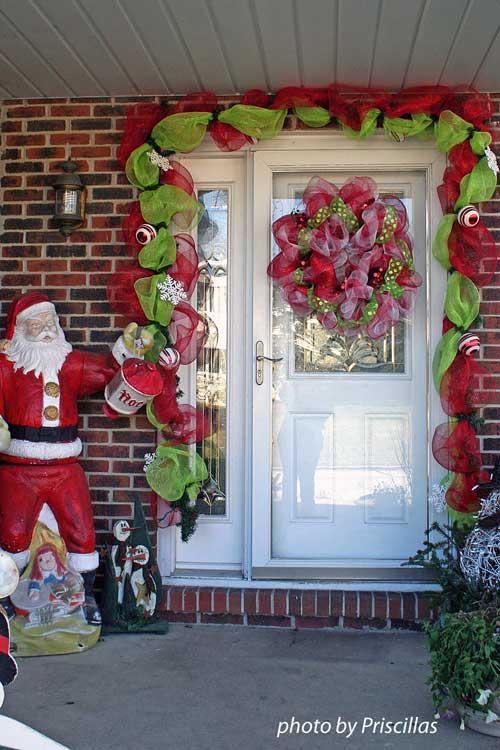 A Christmas Door Decoration for Holiday Spirit! A Christmas Door Decoration for Holiday Spirit!
