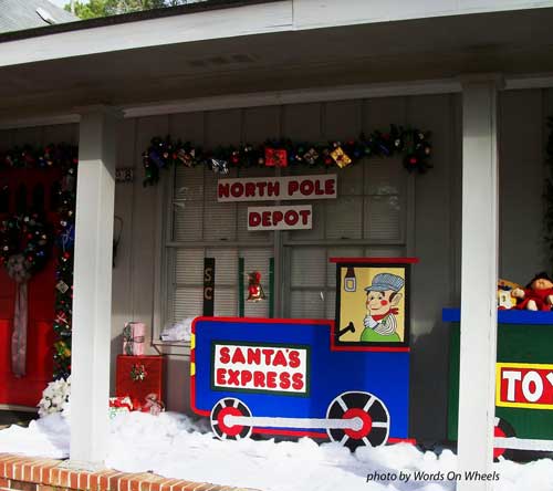 Choose a Christmas Door Decoration for Holiday Pizzazz