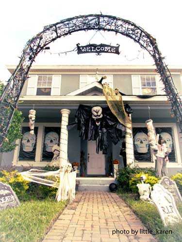 Halloween Porch Decorating Ideas Both Spooky and Fun