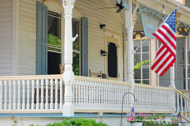 Featured image of post House Front Railing Designs : In below picture railing started with one design rod.