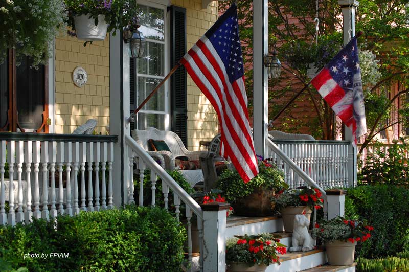 Klassische Veranda mit amerikanischer Flagge