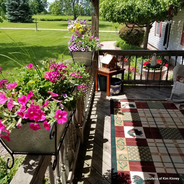 Kim's country porch on her mobile home