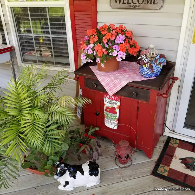 Kim's country porch on her mobile home