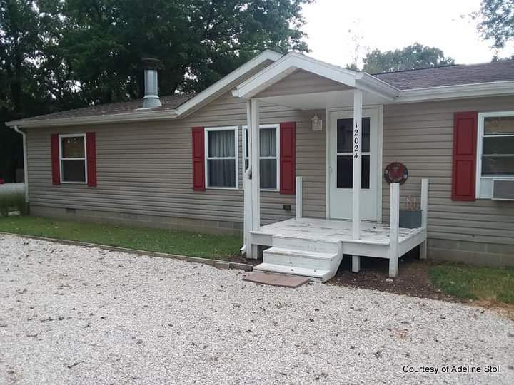 Adeline's mobile home before her new deck was constructed