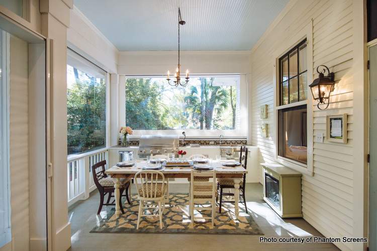 outdoor dining with retractable screens